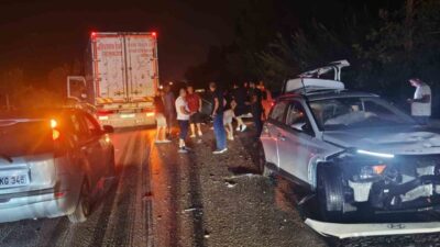 Serik ilçesinde meydana gelen zincirleme trafik kazasında, 4 araç birbirine