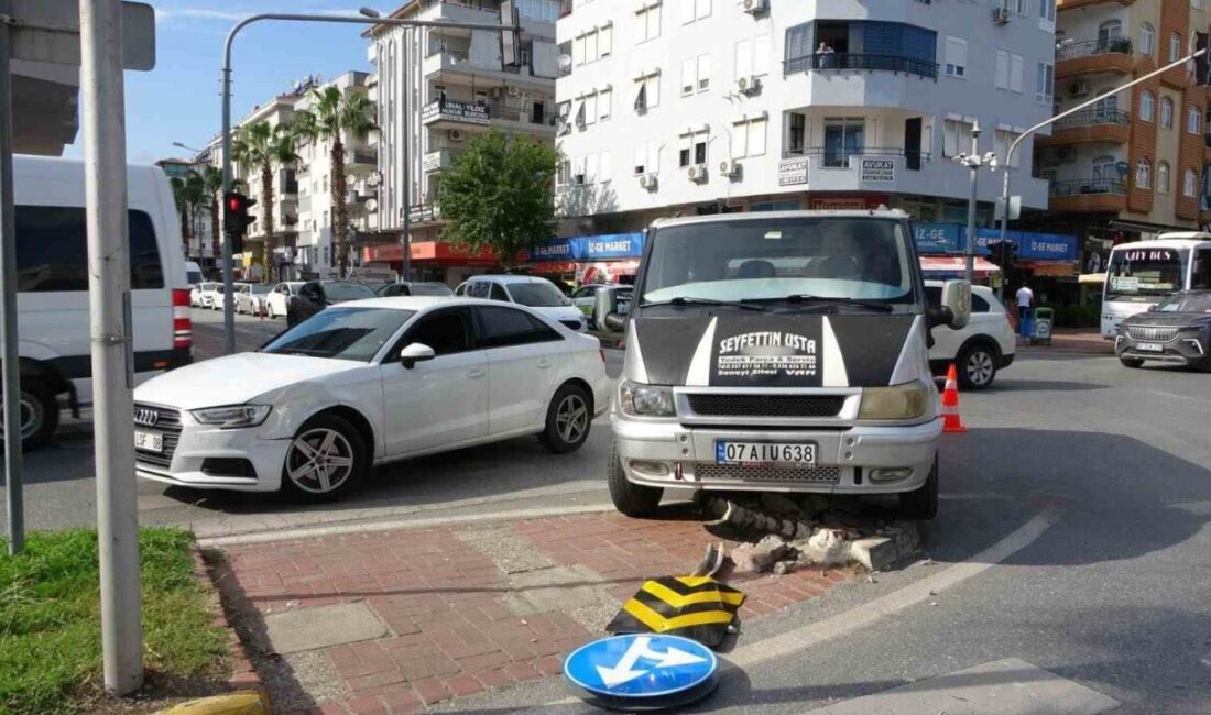 Manavgat ilçesinde, kapalı kasa bir kamyonet ile bir otomobil çarpıştı.