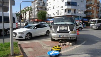 Manavgat ilçesinde, kapalı kasa bir kamyonet ile bir otomobil çarpıştı.