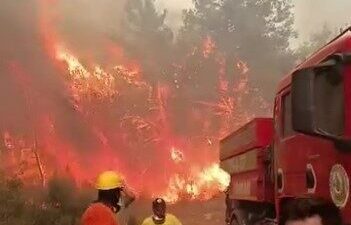 Aksu ilçesindeki yangınla mücadele eden ekipler, alevler arasında sıkışıp kalmaktan