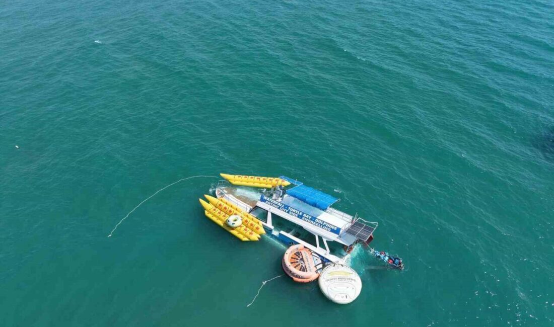 Manavgat ilçesinde faaliyet gösteren bir günübirlik turizm teknesi, su almaya