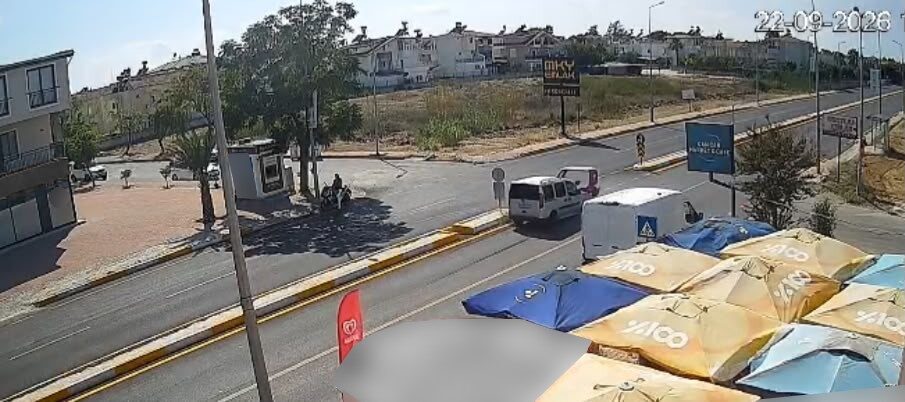 Serik ilçesinde meydana gelen trafik kazasında, hafif ticari araç ile