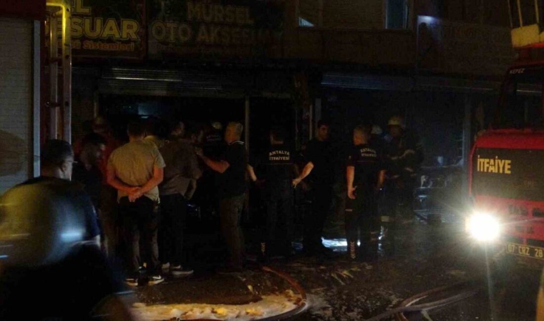 Antalya’nın Kepez ilçesindeki iki iş yerinde çıkan yangın, itfaiye ekiplerinin