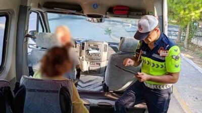 Antalya’da jandarma ekipleri tarafından okul servis araçlarına yönelik yapılan denetimlerde