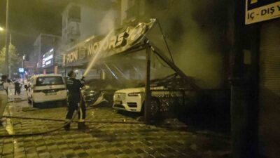 Antalya’nın Kepez ilçesindeki bir oto galeri dükkanında başlayan yangın hızla