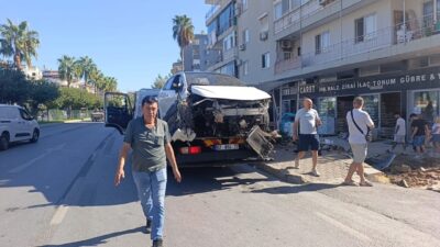 Alanya ilçesinde bir otomobilin kontrolden çıkarak genç bir kıza çarpması