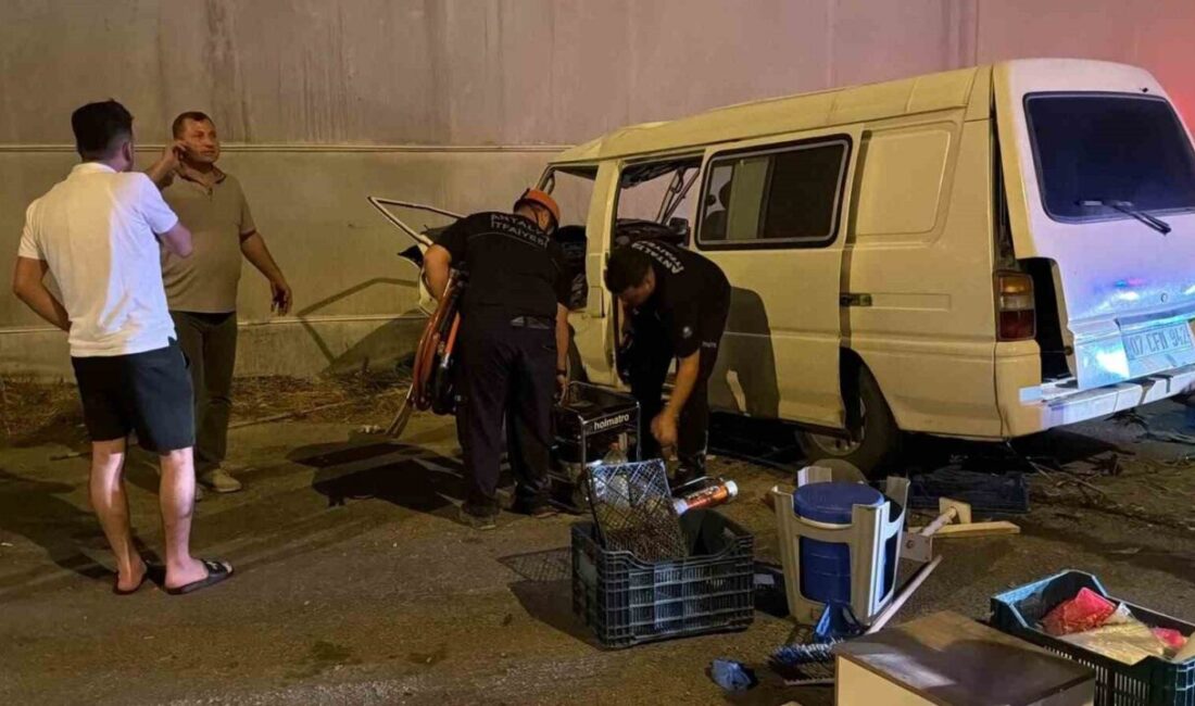 Antalya’da meydana gelen trafik kazasında bir panelvan aracı, ilk olarak
