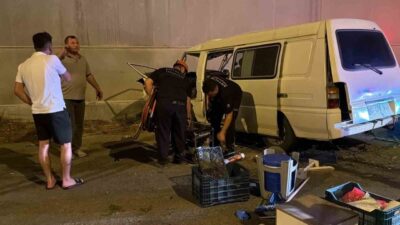 Antalya’da meydana gelen trafik kazasında bir panelvan aracı, ilk olarak