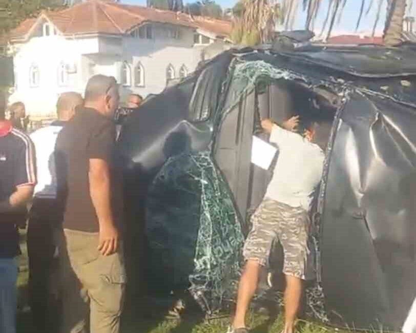 Manavgat ilçesinde meydana gelen trafik kazasında, tur minibüsü, kamyonet ve