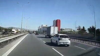 Kocaeli’nin Çayırova ilçesinde bir kamyonet sürücüsü, araçların arasında makas atarak