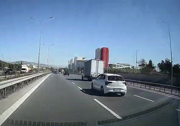 Kocaeli’nin Çayırova ilçesinde bir kamyonet sürücüsü, araçların arasında makas atarak