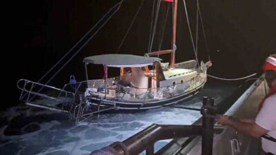 Muğla’nın Marmaris ilçesi açıklarında seyreden ve içinde iki kişi bulunan