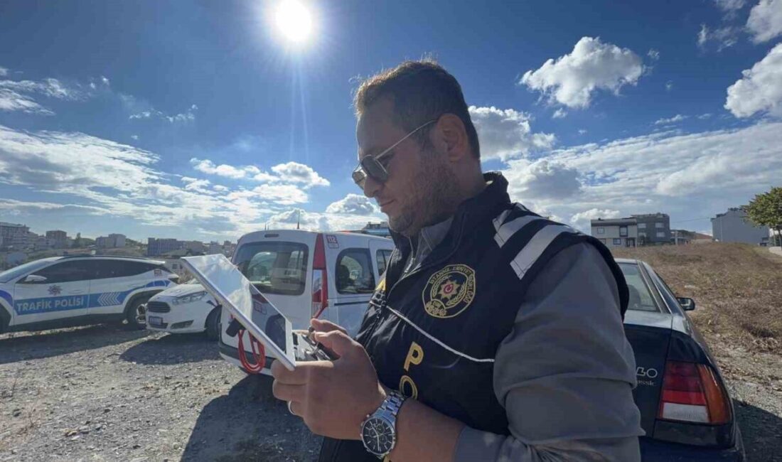 Arnavutköy ilçesinde polis ekipleri, yeni eğitim öğretim döneminin başlamasıyla birlikte