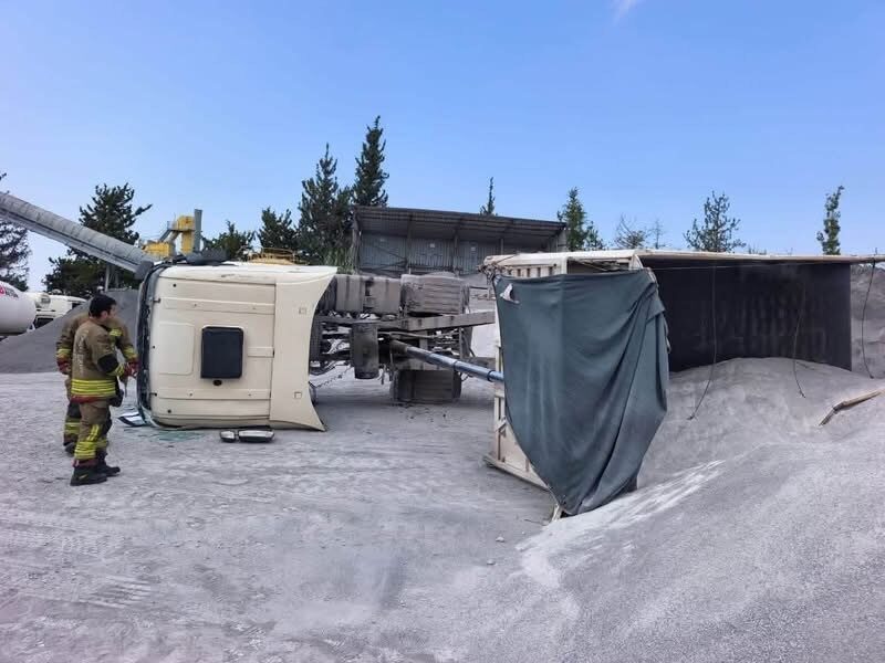 Arsuz ilçesinde meydana gelen bir kazada, Nardüzü Mahallesi’nde devrilen ve
