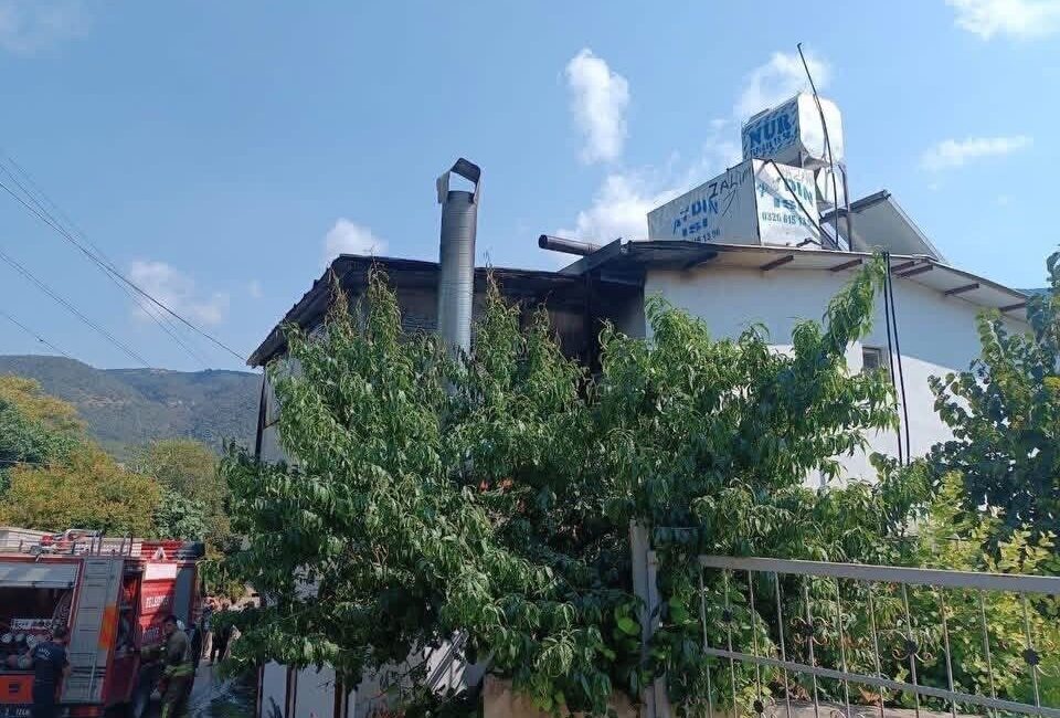 Arsuz ilçesinde bulunan bir evde çıkan yangın, itfaiye ekiplerinin hızlı
