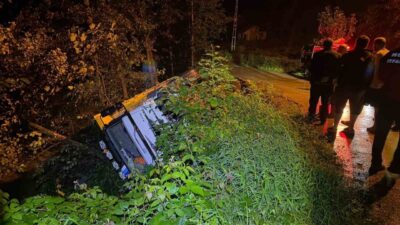 Artvin’in Hopa ilçesinde, yağış sebebiyle kayganlaşan bir yolda sürücüsünün kontrolünü