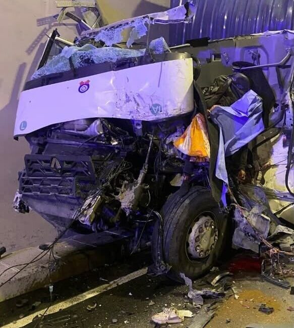 Artvin’in Yusufeli ilçesinde meydana gelen trafik kazasında tünel içinde seyir