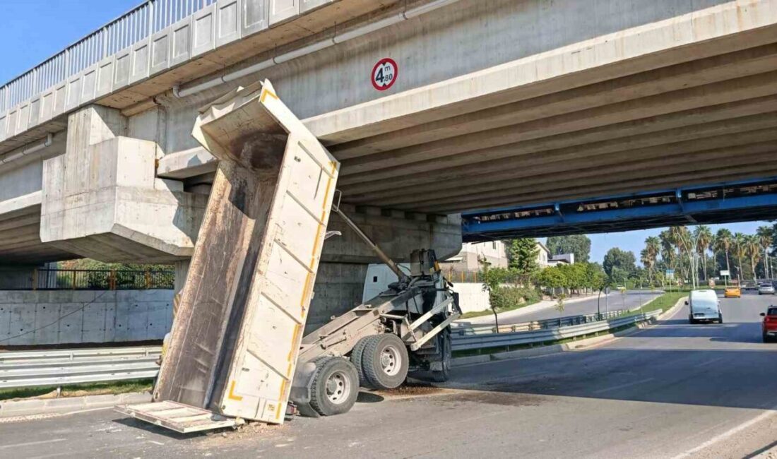 Adana’da bir ASKİ kamyonu seyir halindeyken damperi açıldı ve hızlı