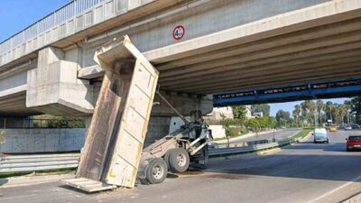 Adana’da bir ASKİ kamyonu seyir halindeyken damperi açıldı ve hızlı