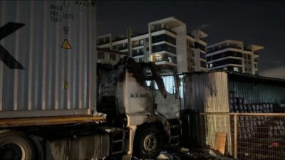 Avcılar’da bir tır garajında yangın çıktı, ancak itfaiye ekiplerinin müdahalesi