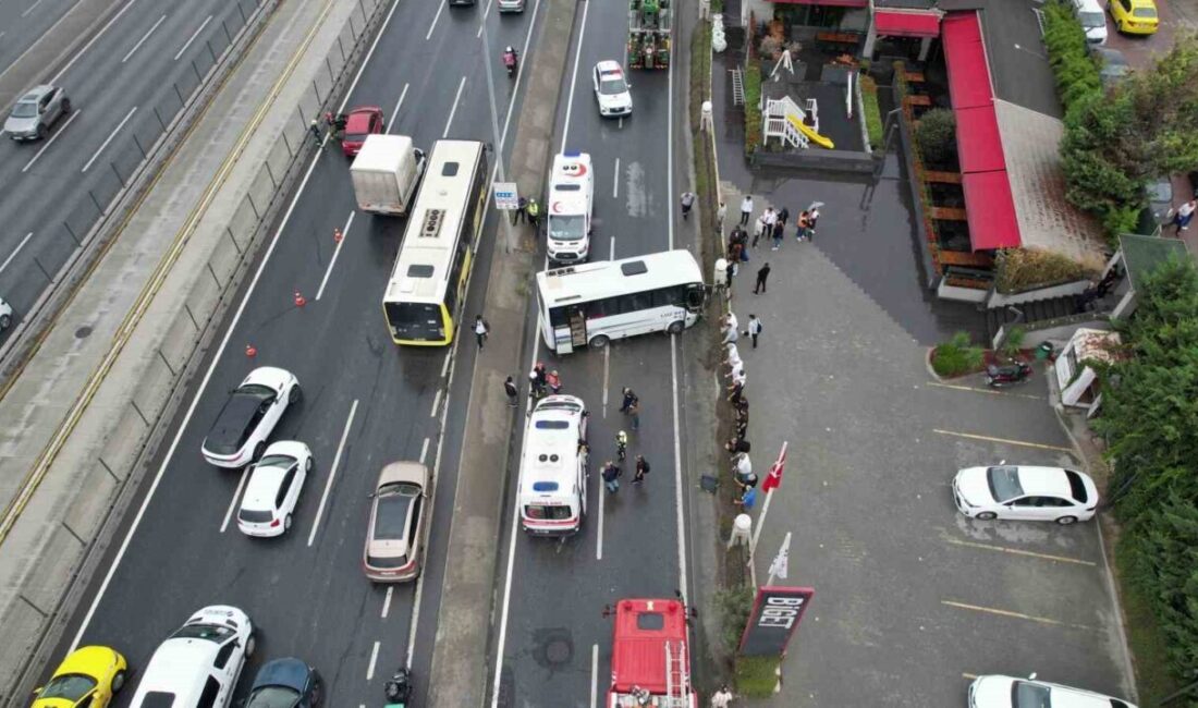 Avcılar ilçesinde, D-100 karayolunda bir araca çarpan bir servis midibüsü,
