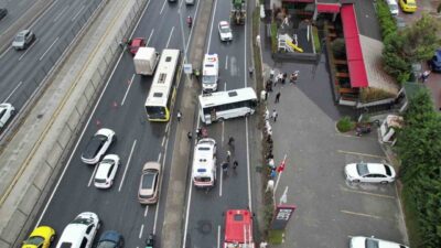 Avcılar ilçesinde, D-100 karayolunda bir araca çarpan bir servis midibüsü,