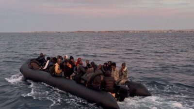 Aydın’ın Didim ilçesinde Sahil Güvenlik ekipleri, lastik bir botta bulunan