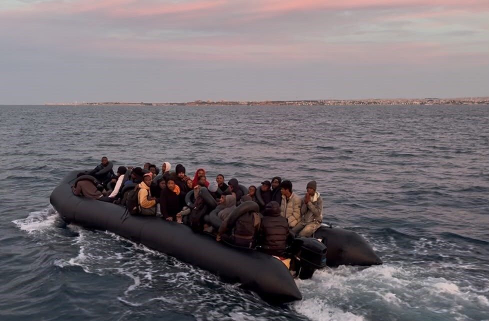 Aydın’ın Didim ilçesinde Sahil Güvenlik ekipleri, lastik bir botta bulunan