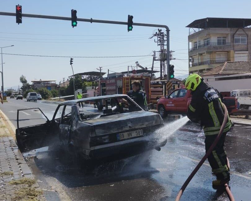 Nazilli ilçesinde seyir halindeki bir araçta meydana gelen yangın, bölge