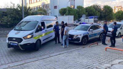 Efeler ilçesindeki bir okulun önünde park edilmiş bir aracın altına