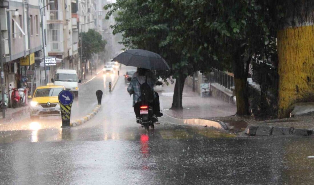Aydın ilinde akşam saatlerinde başlayan sağanak yağış, bazı vatandaşları hazırlıksız