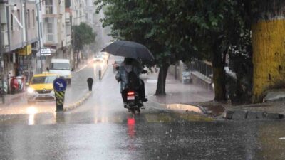 Aydın ilinde akşam saatlerinde başlayan sağanak yağış, bazı vatandaşları hazırlıksız