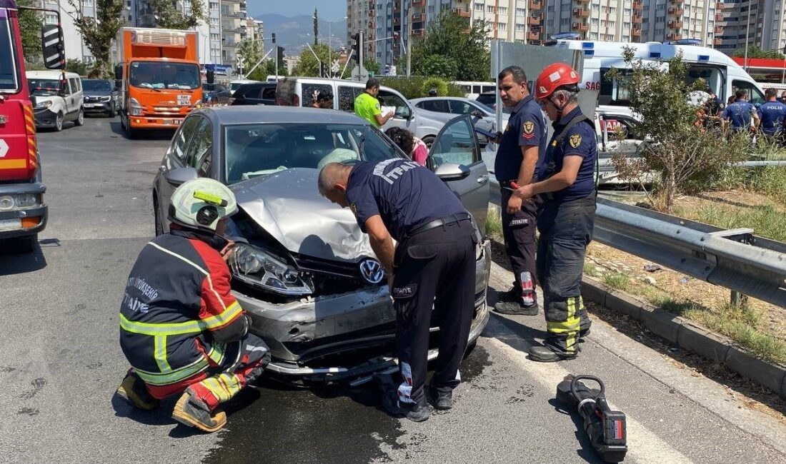 Aydın’ın Efeler ilçesinde meydana gelen trafik kazasında, Volkswagen marka iki