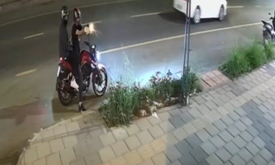 Mersin’de bir kask takan şüphelinin iş yerine ateş ettiği anlar,