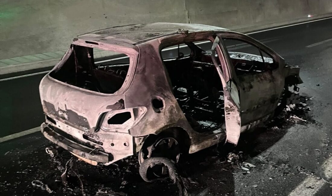 Çanakkale’nin Ayvacık ilçesinde bulunan Troya Tüneli’nde bir otomobil alev alarak