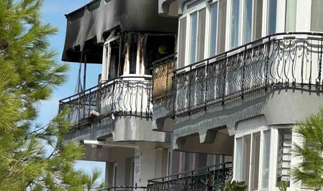 Ayvalık ilçesinde bulunan 5 katlı bir binanın en üst katındaki