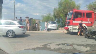 Balıkesir’in Ayvalık ilçesinde seyir halindeyken direksiyon hakimiyetini kaybeden bir araç,