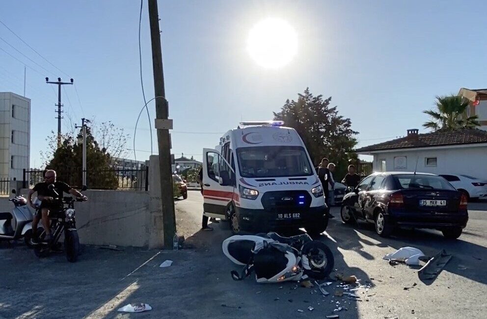 Ayvalık ilçesinde, Sosyal Güvenlik Kurumu (SGK) binasının yanında belediye ekipleri