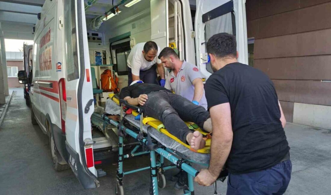 Adıyaman ilinde bir teknisyen, bahçe aydınlatmasını tamir etmeye çalışırken elektrik