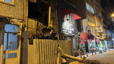 Bakırköy ilçesinde atıl durumda olan bir binanın üst katı, sokak