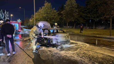 Bakırköy ilçesinde bir otomobil aniden alev aldı ve kullanılamaz hale