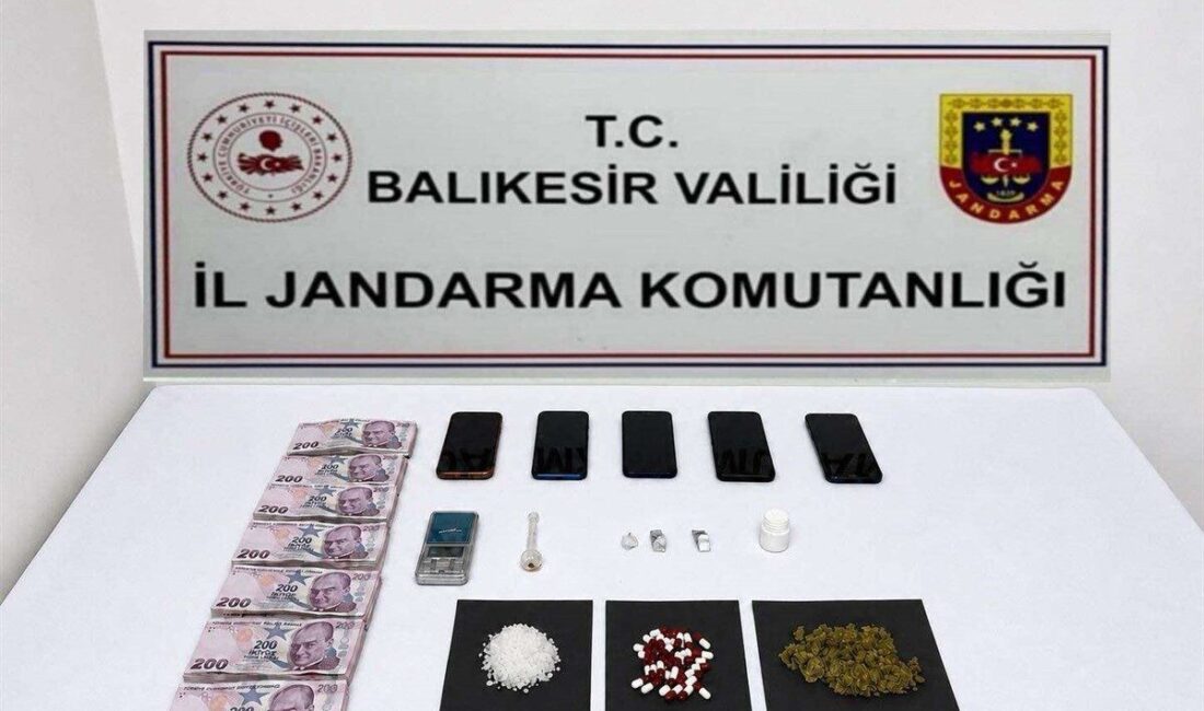 Balıkesir’de jandarma ekiplerinin 6 ilçede düzenlediği uyuşturucu operasyonlarında 21 şüpheli