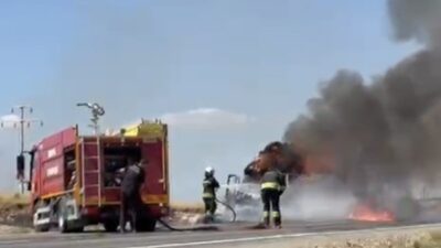 Beyşehir ilçesinde seyir halinde olan bir kamyonetin yüklediği saman balyaları