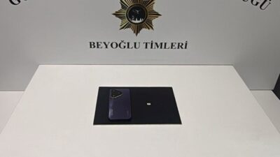 İstanbul Beyoğlu ilçesinde, bir kişinin bir bankta unuttuğu cep telefonunu