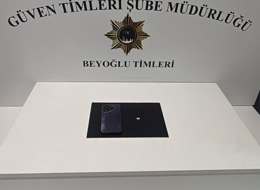 İstanbul Beyoğlu ilçesinde, bir kişinin bir bankta unuttuğu cep telefonunu