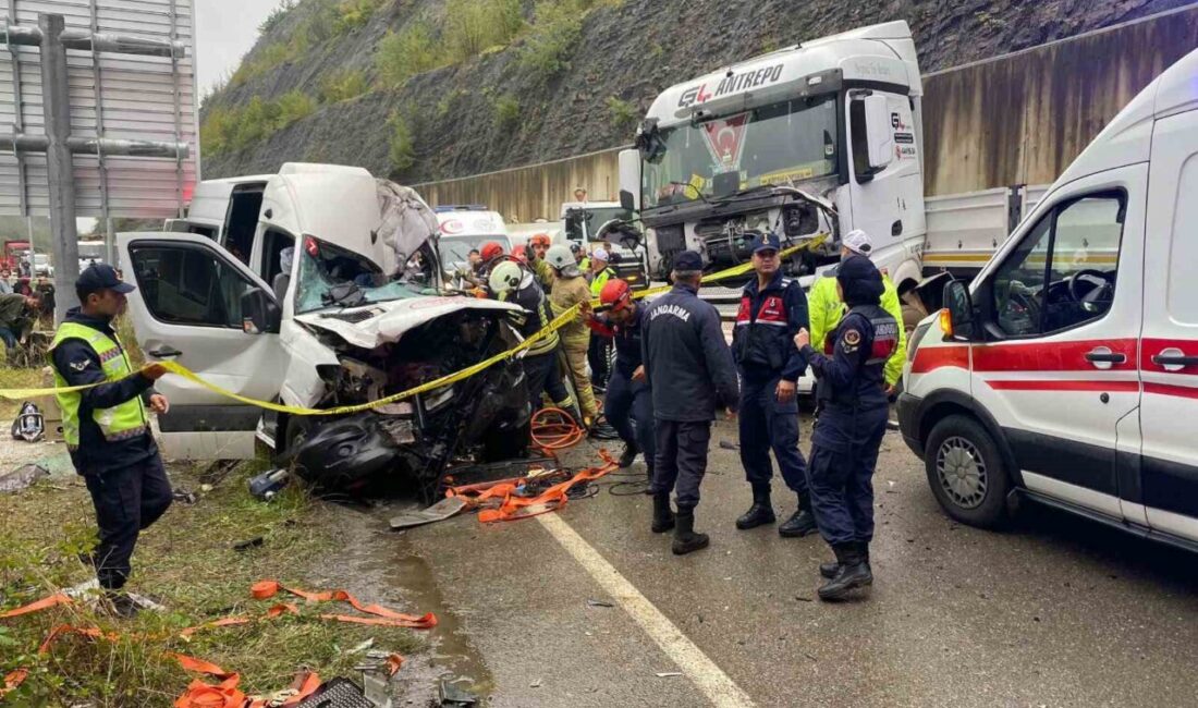Bartın-Karabük kara yolunda bir yolcu minibüsü ile bir tırın çarpışması