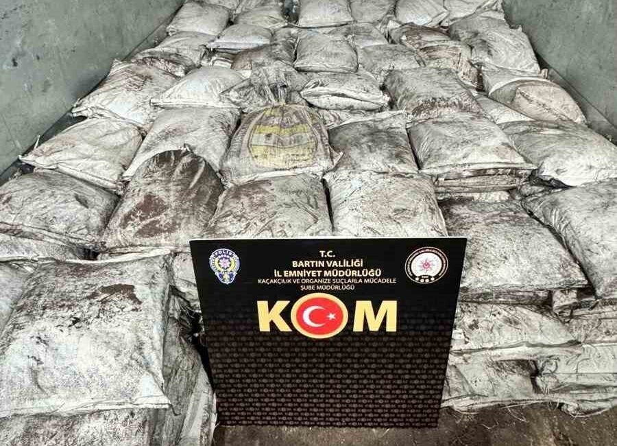 Bartın’da gerçekleştirilen bir operasyonda, 8 ton titanyum olduğu değerlendirilen ve
