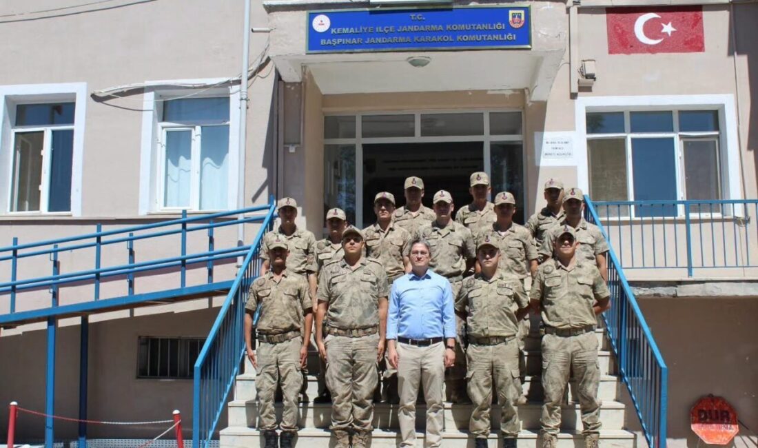 Kemaliye Kaymakamı Emirhan Arıkan, Başpınar Jandarma Karakolunu ziyaret ederek karakolda