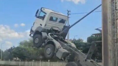 Erzurum’un Aşkale ilçesinde seyir halindeki bir damperli kamyon, yol levhasına