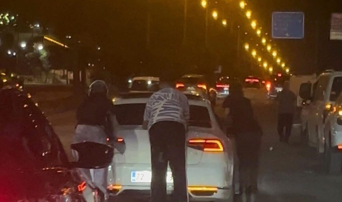 Batman’da, bir kadın ve diğer iki kişinin, Demokrasi Bulvarı’nda trafiği